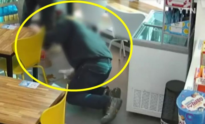 무인점포에서 음료수 박스가 떨어져 바닥이 더럽혀지자 손수 청소에 나선 손님들의 선행이 알려졌다. /사진= YTN 제공