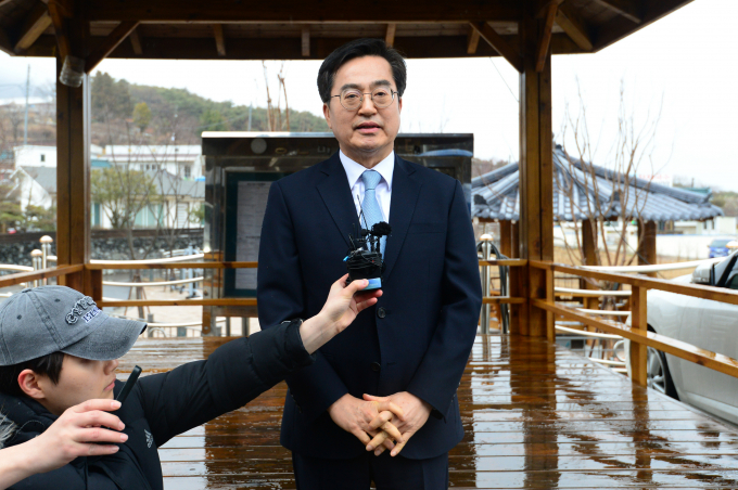 김동연 경기도지사가 5일 문재인 전 대통령을 예방했다. 사진은 김 지사가 5일 경남 양산시 하북면 평산마을 문 전 대통령 사저를 방문한 후 언론과 인터뷰하는 모습. /사진=뉴시스
