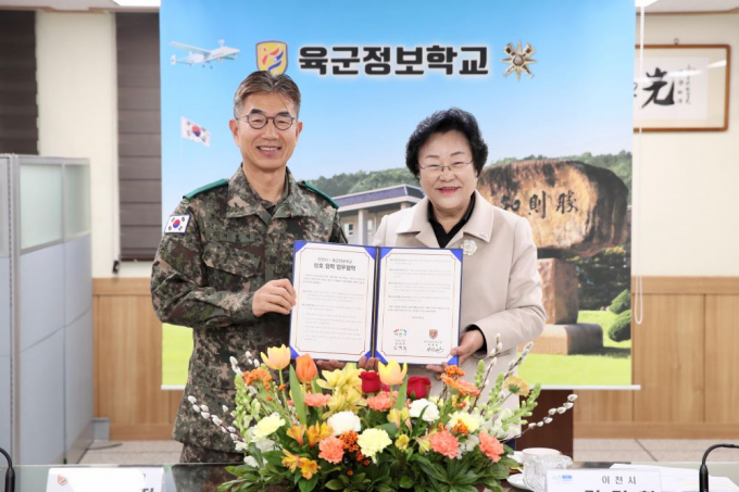 김경희 이천시장(오른쪽)이 5일 육군정보학교에서 지원정 육군정보학교장과 드론산업 발전을 위한 상호협력 업무협약을 체결한 뒤 기념촬영을 하고 있다. / 사진제공=이천시 