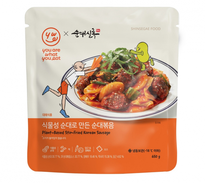 ‘유아왓유잇 식물성 순대볶음’ 밀키트. /사진=신세계푸드
