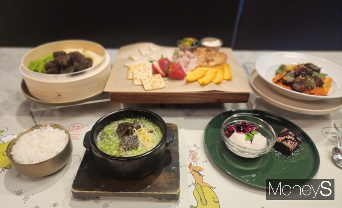 식물성 순대, 치즈플래터, 순대볶음, 순대국밥 등 신세계푸드가 제안한 대안식품 상차림. /사진=황정원 기자