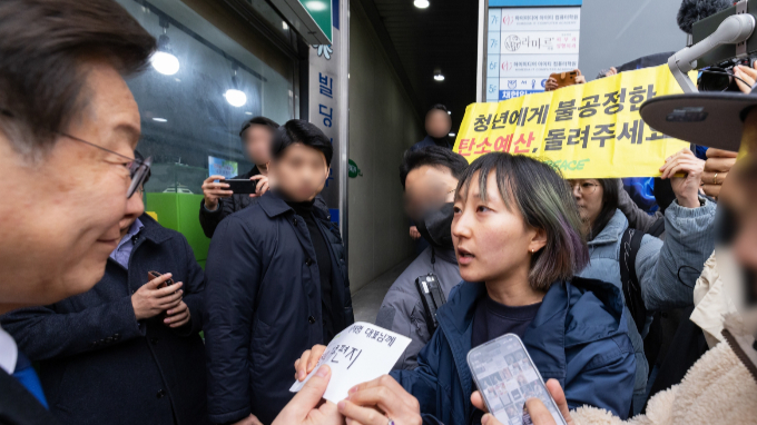 국제환경단체 그린피스가 한동훈 국민의힘 비상대책위원장과 이재명 더불어민주당 대표를 찾아갔다. 사진은 그린피스 활동가가 이재명 더불어민주당 대표를 만나 기후편지를 전달하는 모습. /사진=뉴스1