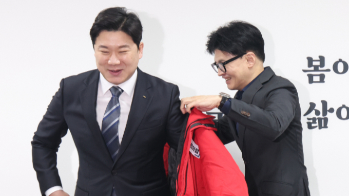 국민의힘에 입당한 '사격황제' 진종오가 국민의미래 4·10 총선 비례대표로 도전한다. 사진은 국민의힘 옷을 입고 있는 진종오 전 사격선수의 모습. /사진=뉴스1