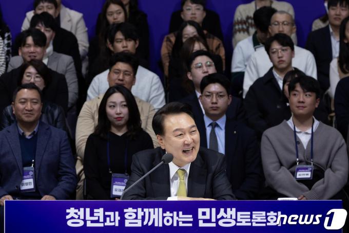 [사진] 웃음짓는 尹