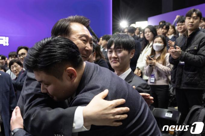 [사진] 청년들과 포옹하는 윤 대통령