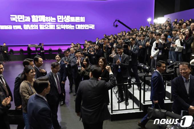 [사진] 민생토론회 참석자들에게 인사하는 윤 대통령