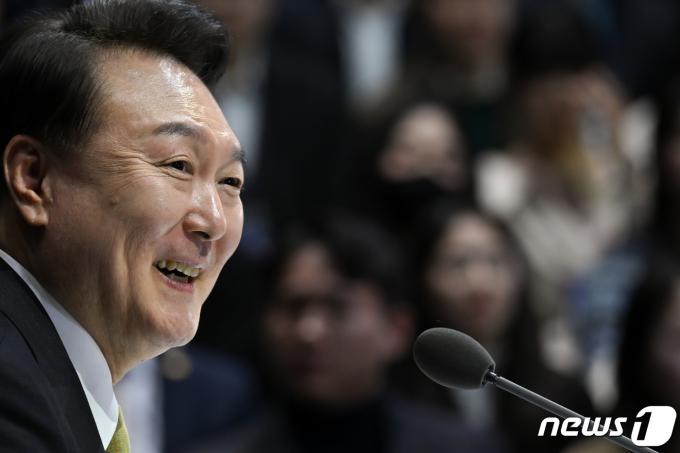 [사진] 환한 얼굴로 발언하는 윤 대통령