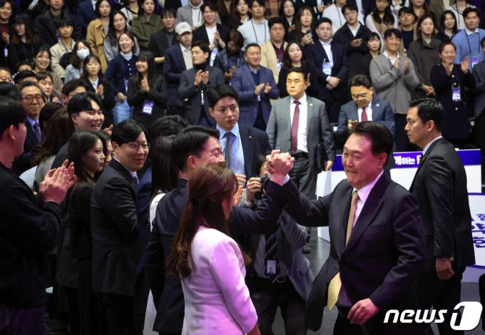 [사진] 윤 대통령, 청년들과 하이파이브