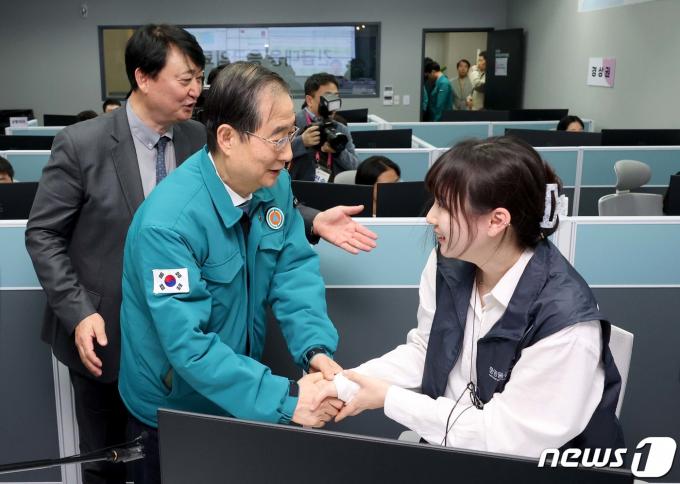[사진] 직원 격려하는 한덕수 총리