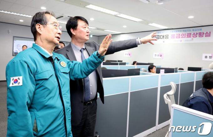 [사진] 한덕수 총리, 긴급대응 응급의료상황실 방문