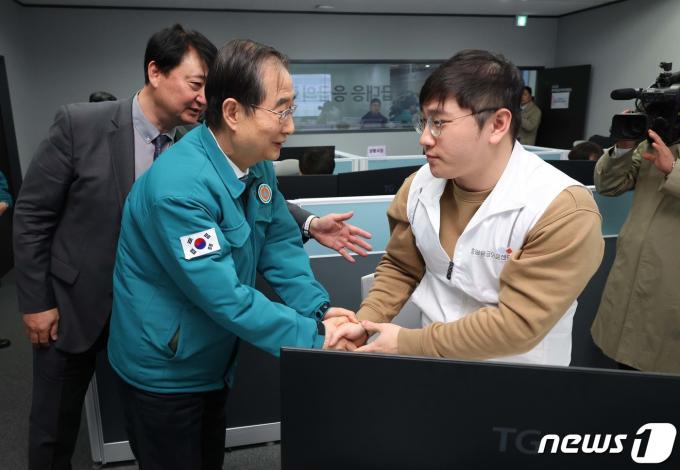 [사진] 한덕수 총리, 긴급대응 응급의료상황실 방문