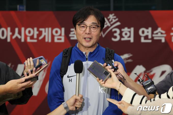 2022 항저우 아시안게임에서 금메달을 따내 3연패 위업을 달성한 남자 축구대표팀의 황선홍 감독이 8일 오후 인천공항을 통해 귀국해 취재진과 인터뷰 하고 있다. (공동취재) 2023.10.8/뉴스1 ⓒ News1 이승배 기자