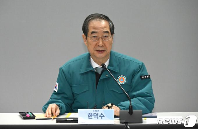 한덕수 국무총리가 5일 오후 서울 중구 수도권 긴급대응 응급의료 상황실을 찾아 현황 보고를 받고 있다. (공동취재) 2024.3.5/뉴스1 ⓒ News1 김도우 기자