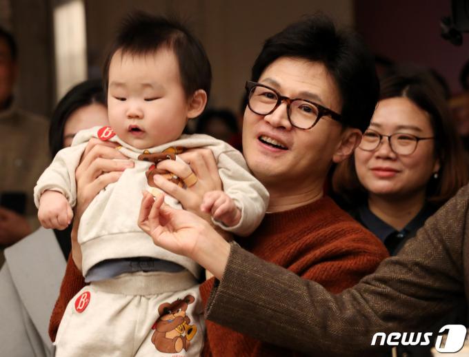한동훈 국민의힘 비상대책위원장이 5일 오후 충북 청주시 문화제조창에서 육아맘들과 간담회를 갖고 있다. (공동취재) 2024.3.5/뉴스1 ⓒ News1 김용빈 기자