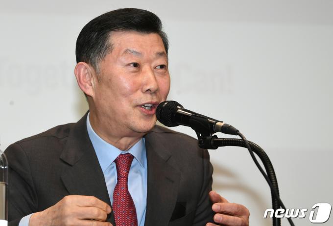 [사진] 김홍국 회장, 청년토론회 참석