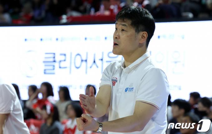 [사진] 작전 지시 내래는 조동현 감독