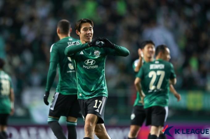 [사진] 송민규 '내가 해결사'