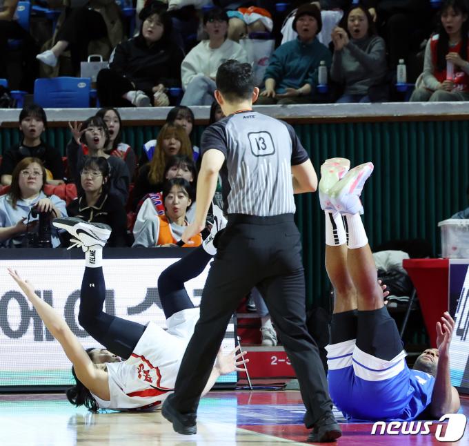 [사진] '심판을 사이에 두고'