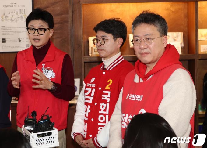 한동훈 국민의힘 비상대책위원장이 26일 강원 원주시 한 카페에서 `함께 누리는 문화' 공약 발표 후 원주갑·을 후보로 단수 공천된 박정하 수석대변인, 김완섭 전 기획재정부 2차관과 함께 취재진의 질문에 답하고 있다. (공동취재) 2024.2.26/뉴스1 ⓒ News1 송원영 기자