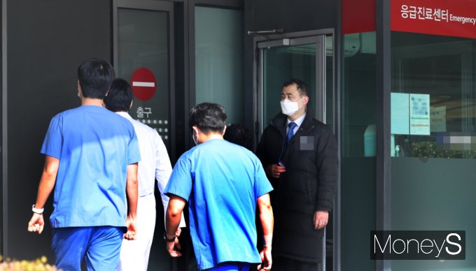 전공의 집단사직에 따라 서울아산병원과 서울대병원이 간호사 무급 휴가를 일시적으로 도입한다. 사진은 서울의 한 대형병원 응급실 앞에서 의료진이 이동하는 모습으로 기사의 직접적인 내용과 무관. /사진=임한별 기자