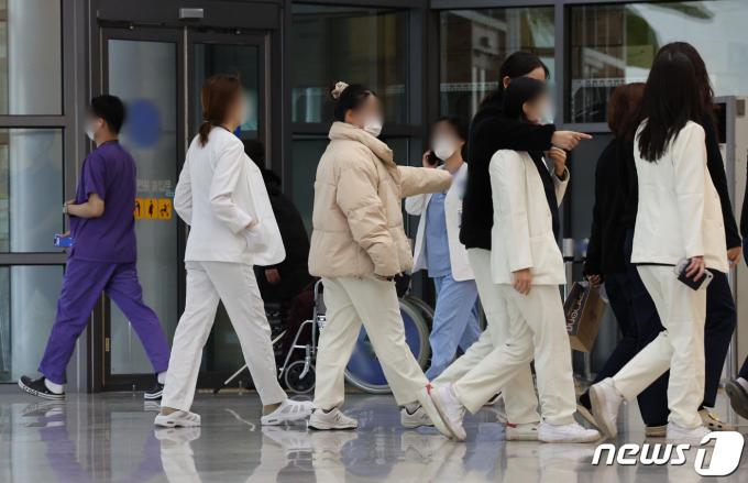 의대정원 증원에 반발한 전공의들이 진료거부를 이어가고 있는 5일 오전 서울시 한 병원에서 의료진이 이동하고 있다. 정부는 이날 의료 현장에 미복귀한 전공의에 대한 면허정지 절차를 착수하는 한편 내년도 의과대학 정원 신청에 전국 40개 의대가 3401명 증원 신청했다고 밝혔다. 2024.3.5/뉴스1 ⓒ News1 장수영 기자