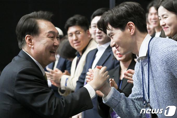 윤석열 대통령이 5일 경기 광명시 아이벡스스튜디오에서 '청년의 힘으로 도약하는 대한민국'을 주제로 열린 17번째 국민과 함께하는 민생토론회에서 참석자들을 격려하고 있다. (대통령실 제공) 2024.3.5/뉴스1 ⓒ News1 오대일 기자