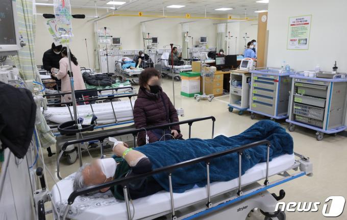 1일 오전 서울 송파구 중앙보훈병원 응급실에서 환자들이 치료를 받고 있다. (공동취재) 2024.3.1/뉴스1 ⓒ News1 박정호 기자