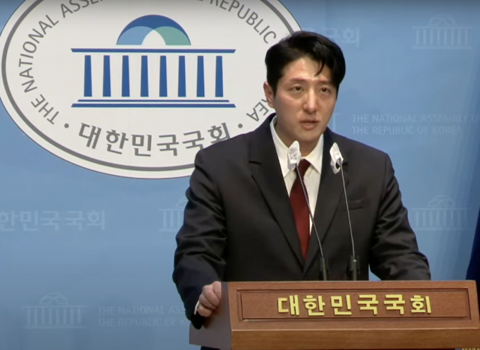 한정민 삼성전자 연구원이 5일 국회 소통관에서 화성(을) 국회의원 선거 출마를 공식 선언하고 있다.  / 사진제공=국민의힌 한정민 후보
