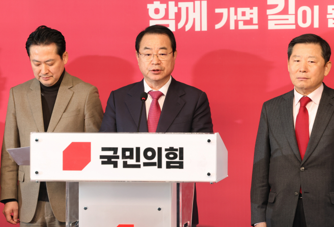 국민의힘이 오는 7일까지 공천 보류된 지역구 9곳에 대한 심사를 마무리할 계획이다. 사진은 정영환 국민의힘 공천관리위원장(가운데)이 지난 1일 서울 여의도 중앙당사에서 제22대 총선 공천 심사 결과를 발표하는 모습. /사진=뉴스1
