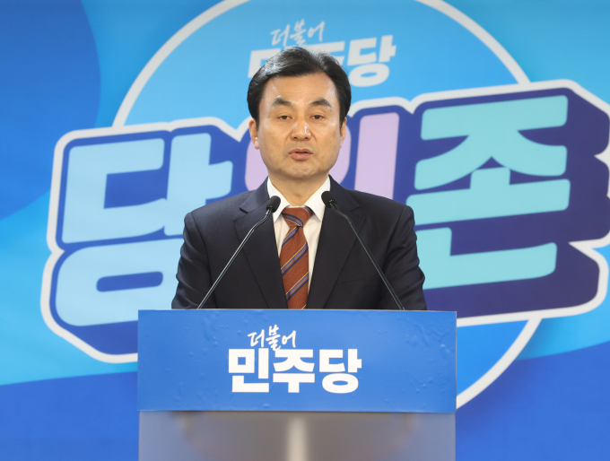 오는 7일 더불어민주당은 서울 서대문갑 청년 후보자 5명의 대국민 공개 오디션을 실시한다. 사진은 안규백 민주당 전략공천관리위원장이 지난 1일 서울 여의도 중앙당사에서 제22대 총선 전략공천관리위 회의 결과를 발표하는 모습. /사진=뉴스1