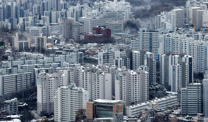 시멘트, 레미콘 등 공사 필수 원자재 가격이 연일 상승세로 나타났다. 사진은 서울시내 한 아파트 밀집 지역. /사진=뉴스1