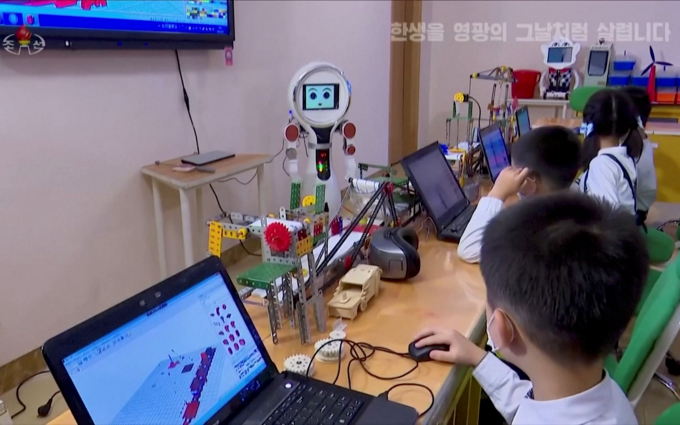 북한은 인터넷 사용을 금지한 유일한 나라이자 북한의 인터넷 사용자수가 1000명 미만이라는 보고서가 나왔다. 사진은 지난 2021년 11월3일 북한 평양에서 북한 학생들이 로봇을 배우는 모습. /사진=로이터