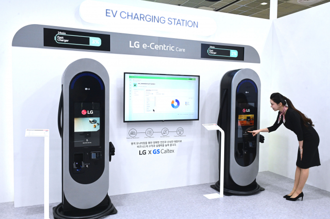 6일부터 사흘간 서울 코엑스에서 열리는 'EV트렌드코리아'에 전시된 LG전자의 24형 터치 스크린 탑재 200kW 급속 충전기. / 사진=LG전자