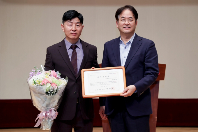 이동환 고양특례시장(오른쪽)과 이은택 '사) 통일을 위한 환경과 인권' 대표(왼쪽). / 사진제공=고양특례시