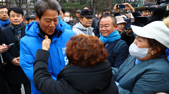 이철희 전 청와대 정무수석이 더불어민주당에 잔류를 결정한 임종석 전 청와대 비서실장을 선대위원장으로 선임하는 게 갈등 봉합의 카드가 될 수 있지 않냐며 제안했다. 사진은 지난달 28일 왕십리역에서 선거유세에 나선 임종석 전 비서실장. /사진=뉴시스