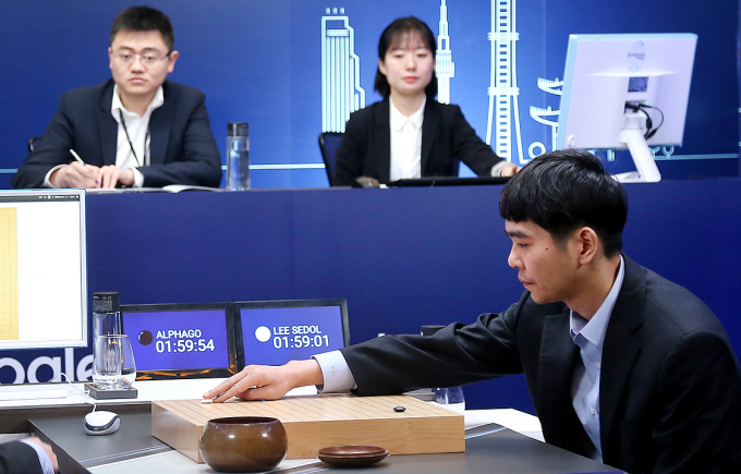 지난 2016년 3월9일 이세돌 9단이 인공지능 바둑 프로그램 알파고와의 세기의 대결을 펼쳤다. 사진은 지난 2016년 3월13일 오후 서울 종로구 포시즌스 호텔에서 알파고와 제4국을 펼치는 모습. /사진=구글