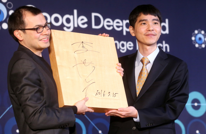 이세돌은 알파고와의 대국을 1승 4패로 마무리했다. 사진은 지난 2016년 3월15일 오후 서울 포시즌스호텔에서 열린 시상식에서 자신의 서명을 전달하는 이세돌. /사진=머니투데이