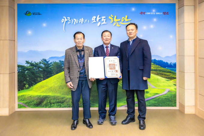 고 이현속 전도사의 손자인 이충길(80세, 가운데)씨가 정부포상을 받은 뒤 기념촬영을 하고 있다./사진=함안군