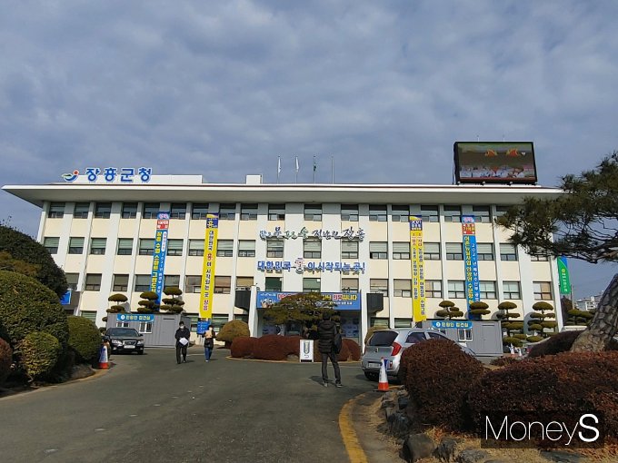                                                 장흥군청 전경/머니DB