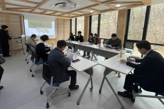 파주시가 지난 5일 시 소장한 디엠지(DMZ) 경의선 출토유물 2300여 점에 대한 한국전쟁 유물의 가치를 재조명 하는학술조사 최종보고회를 열고 있다. / 사진제공=파주시