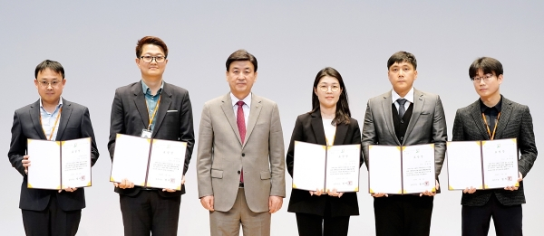 방세훈 경기 광주시장(오른쪽 네번째)이 지난 4일 시청 대회의실에서 생활밀착형 시책의 성과 창출과 확산에 기여한 유공 공무원들에게 표창장을 수여하고 사진 촬영하고 있다. / 사진제공=경기광주시