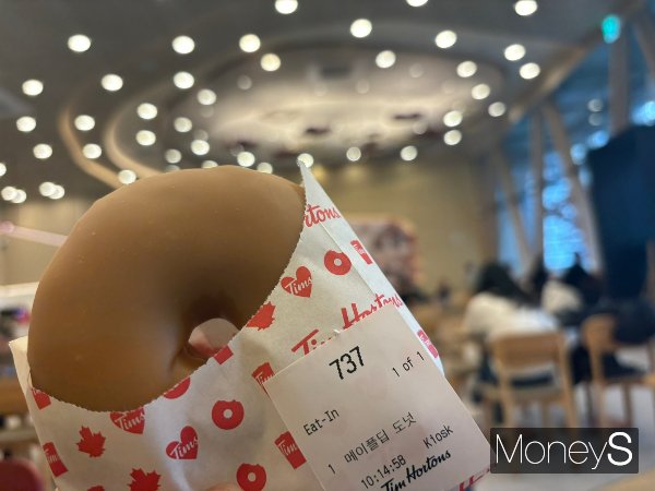 기자가 주문한 메이플 딥 도넛은 아주 달았다. /사진=이예빈 기자 