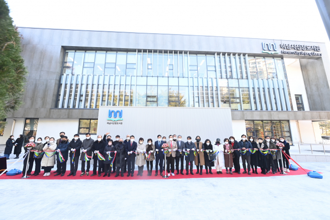 이현재 하남시장이 지난 2022년 신장도서관 리모델링 사업 완료에 따른 재개관식 행사에 참석해 관계자들과 함께 테이프 커팅을 하고 있다. / 사진제공=하남시 