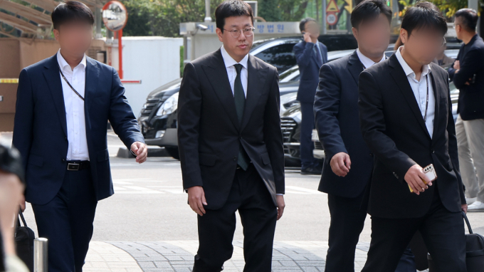 지난해 2월 SM엔터테인먼트 경영권 분쟁 과정에서 시세 조종 혐의를 받은 배재현 카카오 투자총괄대표가 6일 보석 석방됐다. 사진은 지난해 10월 배 전 대표가 구속 전 피의자심문을 위해 서울 남부지방법원에 출석하는 모습. /사진=뉴스1