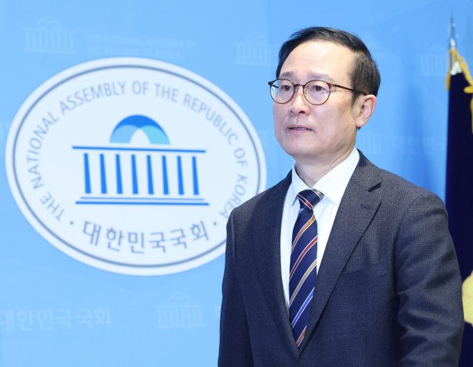 홍영표 무소속 의원(인천 부평을)과 같은 지역구인 시·구의원 5명도 6일 탈당을 선언했다. 사진은 홍 의원이 6일 서울 여의도 국회 소통관에서 더불어민주당 탈당 기자회견을 마치고 회견장을 나서는 모습. /사진=뉴스1