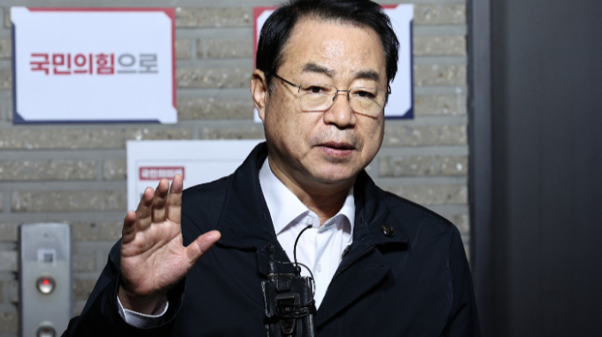 4 ·10 총선 공천이 마무리되면서 국민의힘 내부에 반발이 제기됐다. 사진은 이날 오전 서울 여의도 중앙당사로 출근하는 정영환 국민의힘 공천관리위원장. /사진=뉴스1