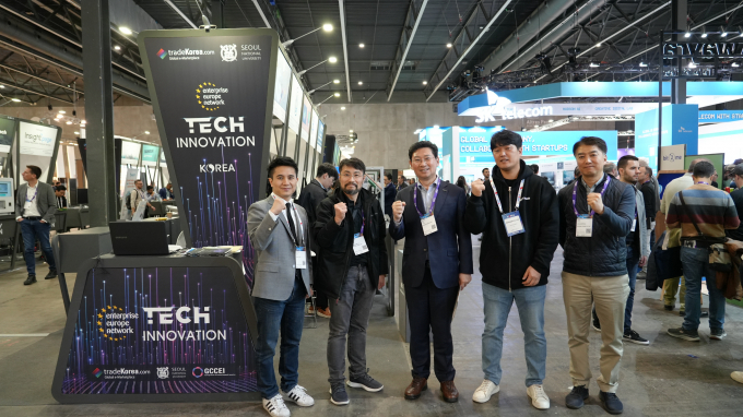 이상일 용인특례시장이 지난달 26일~29일 스페인 바르셀로나에서 열린 MWC2024 용인관 참가 기업 관계자들과 기념촬영을 하고 있다. / 사진제공=용인특례시