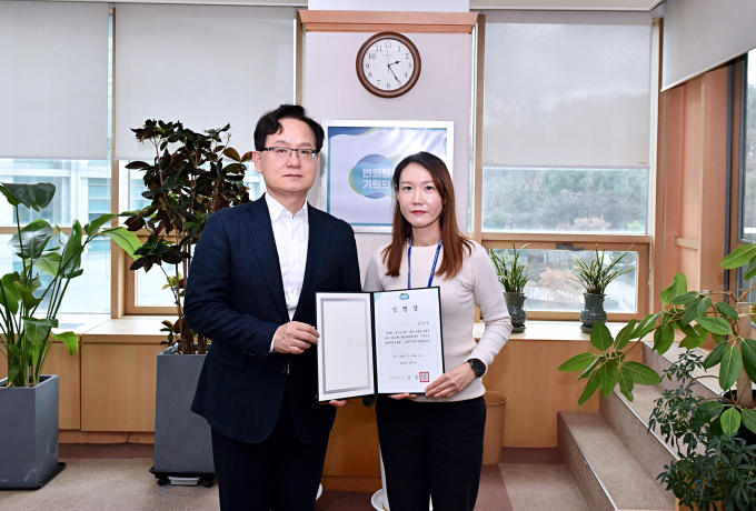 경기도경제과학진흥원은 제3대 노동이사로 남인영 안전관리실 과장(오른쪽)을 임명했다. / 사진제공=경과원