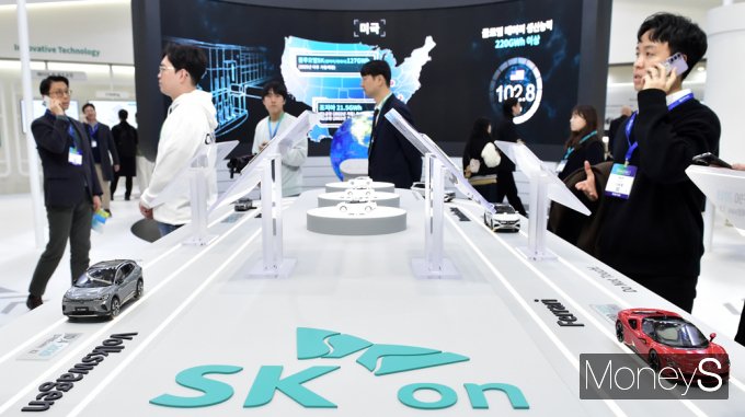 ▲ SK ON 부스 찾은 참관객