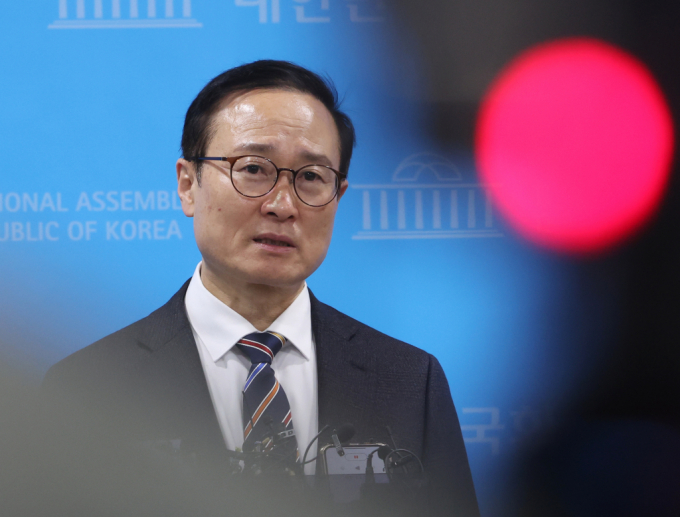  더불어민주당 공천에서 배제된 '친문 중진' 홍영표 더불어민주당 의원이 6일 서울 여의도 국회 소통관에서 민주당 탈당 기자회견을 마치고 취재진의 질문을 받고 있다.사진=뉴스1 